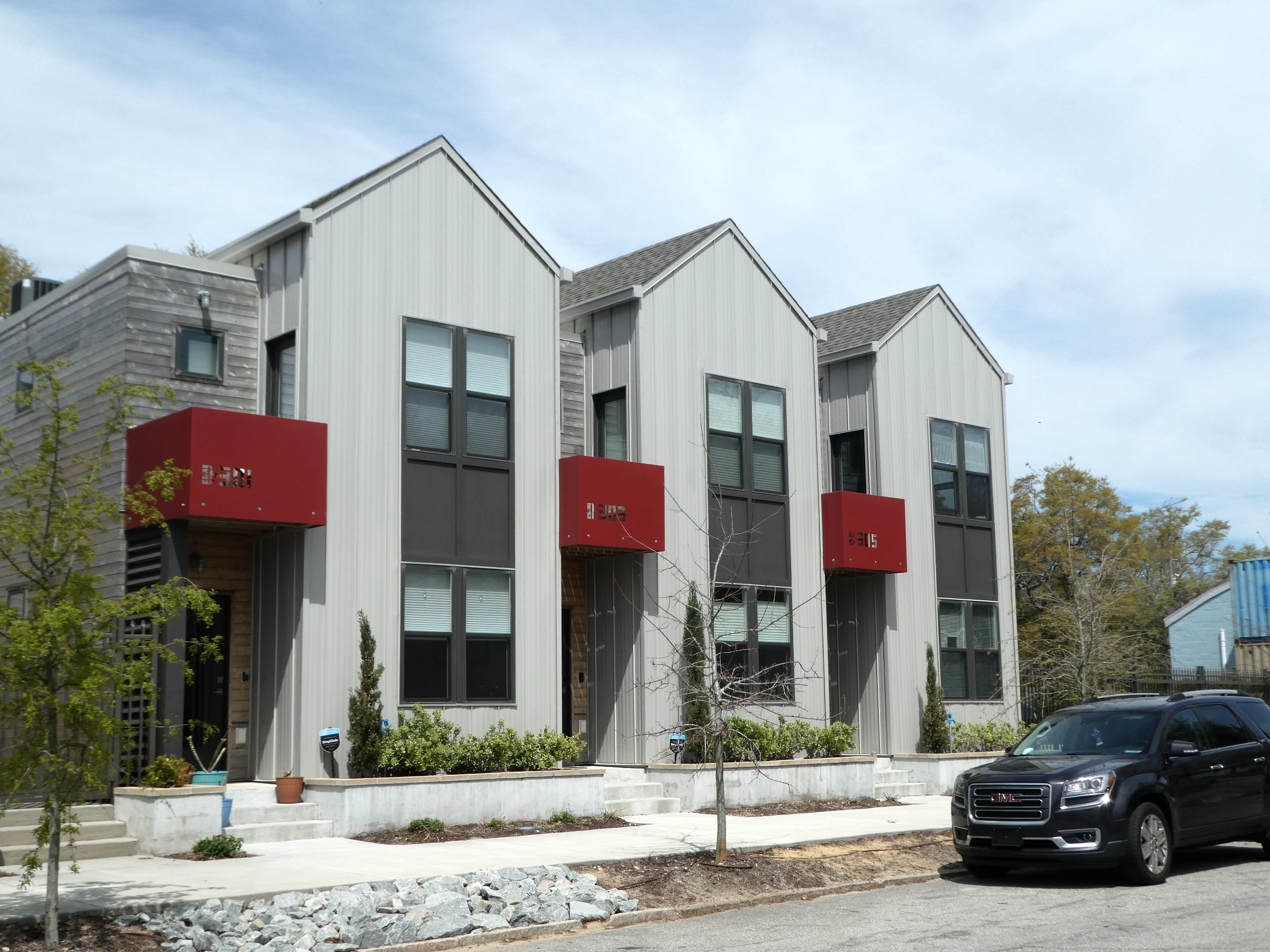 Photo of LaRue Townhouses looking Northeast from Martin St